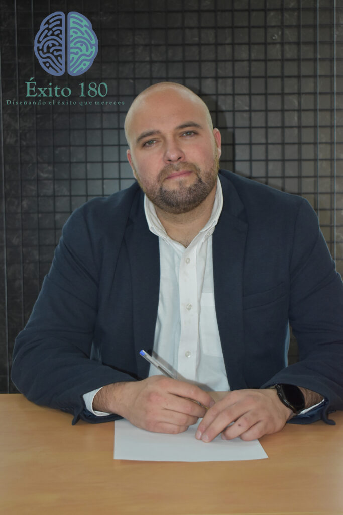 Foto Sentado con logo de exito 180